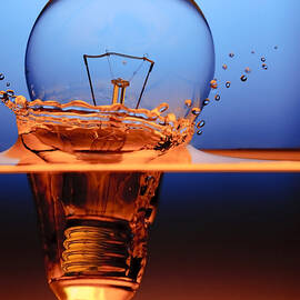 light bulb and splash water by Setsiri Silapasuwanchai